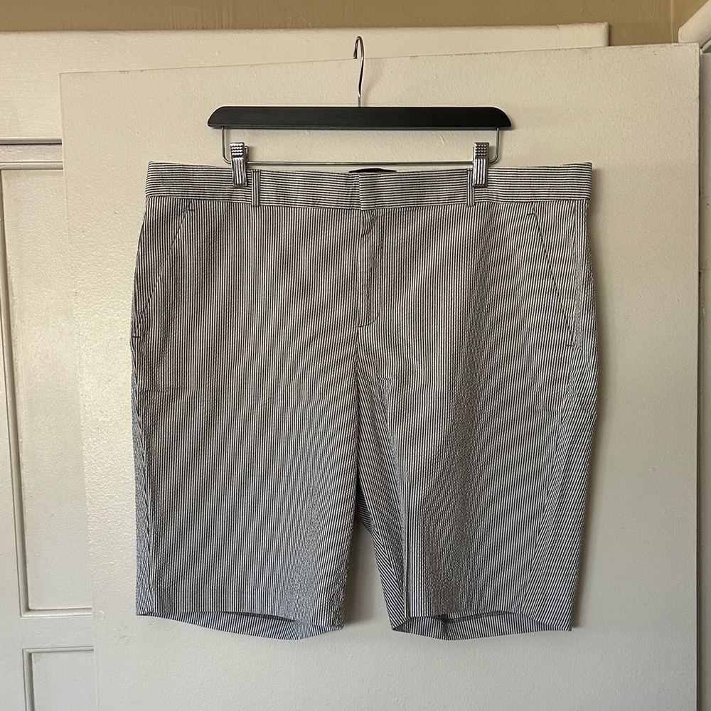 Banana Republic Women's Gray and White Seersucker Pinstriped Shorts. Size 18. - Picture 4 of 7